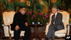 Ông Kim Jong Un trong cuộc gặp với Thủ tướng Singapore Lý Hiển Long hôm 10/6.