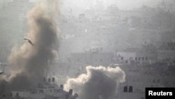 Khói bốc lên sau các vụ không kích vào Gaza, ngày 26/8/2014.