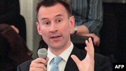 Bộ trưởng Jeremy Hunt nói truyền thống báo chí tự hào của Anh đã bị rúng động trước sự phát hiện liên quan đến tờ News of The World.