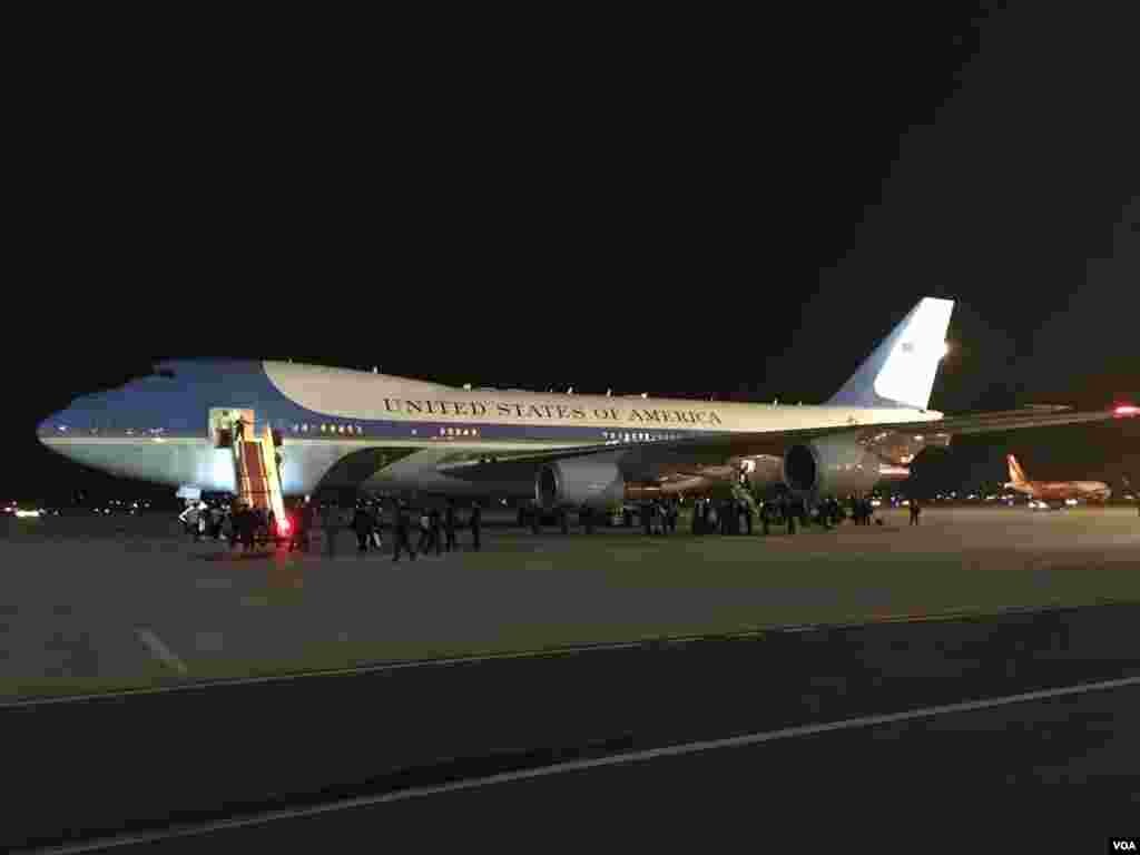 Chuyên cơ Air Force One của Tổng thống Obama đáp xuống sân bay quốc tế Nội Bài ở Hà Nội lúc 9:30 phút tối Chủ nhật (Ảnh: VOA-An Tôn).