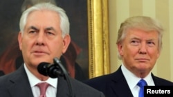 Ông Tillerson và ông Trump tại lễ nhậm chức ngoại trưởng, 2/1/2017