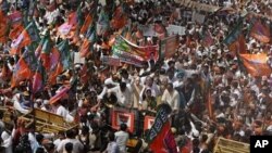 Supporters of Tahir-ul Qadri gather during their fourth day of protest in Islamabad, Pakistan, January 17, 2013. 