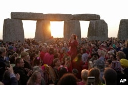 Gündönümlerinin en bilinen kutlama noktalarından biri İngiltere'deki antik kalıntı Stonehenge.