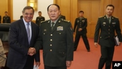 Bộ trưởng Quốc phòng Mỹ Leon Panetta và Bộ trưởng Quốc phòng Trung Quốc Lương Quang Liệt bắt tay trước khi đoàn đại biểu gặp nhau tại Bắc Kinh, ngày 18/9/2012