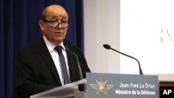 Bộ trưởng Quốc phòng Pháp Jean-Yves Le Drian nói chuyện tại một cuộc họp báo ở Paris, 12/1/13