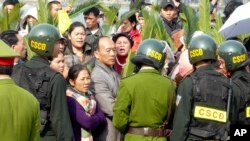 Human Rights Watch nói phúc trình sắp công bố phơi bày hàng loạt các vi phạm của công an Việt Nam mà Hà Nội muốn che đậy.