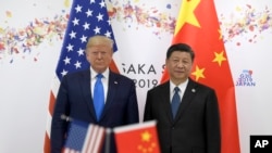 Ông Trump (trái) và ông Tập bên lề thượng đỉnh Osaka, Nhật Bản, tháng Sáu, 2019.