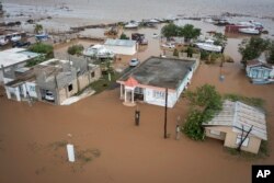 Dlo inonde kay nan Salinas Beach apre parasj Ouragan Fiona nan vil Salinas, Potoriko, Lendi 19 Sept. 2022.