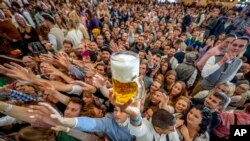 Her yıl Münih'te düzenlenen Oktoberfest bira festivaline özellikle gençler yoğun ilgi gösteriyor