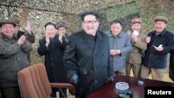 Lãnh tụ Bắc Triều Tiên Kim Jong Un và các giới chức ăn mừng vụ thử nghiệm phi đạn tại Bình Nhưỡng, ngày 4/3/2016.