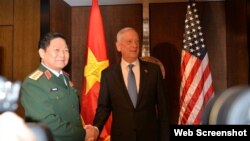 Bộ trưởng Quốc phòng Việt Nam Ngô Xuân Lich và Bộ trưởng Quốc phòng Hoa Kỳ Jim Mattis, tại Singapore, ngày 1/6/2018. Ảnh Thanh niên.