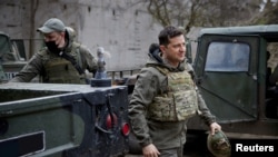 Tổng thống Ukraine Volodymyr Zelenskiy đi thăm một vị trí của quân đội gần tuyến đầu với các phần tử đòi ly khai tại vùng Donbass, đông Ukraine ngày 9/4/2021.