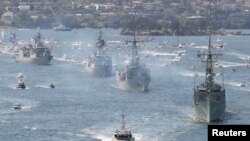 Tàu HMAS Sydney dẫn đầu đoàn tàu chiến của Hải quân Hoàng gia Australia tiến vào cảng Sydney. (Ảnh tư liệu của Reuters năm 2013).