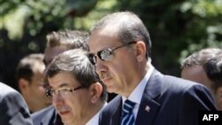 Başbakan Recep Tayyip Erdoğan Dışişleri Bakanı Ahmet Davutoğlu'yla birlikte Yunanistan'a düzenledikleri resmi ziyarette (Mayıs 2010)