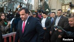 Thống đốc New Jersey Chris Christie (trái) rời Tòa Thị chính thành phố Fort Lee, sau khi thảo luận với thị trưởng về vụ tai tiếng chính trị, 9/1/14