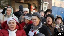 Bayan Timeşenko'nun taraftarları kaldığı cezaevi önünde hergün gösteri yapıyor