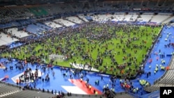 Khán giả đổ xô vào sân vận động Stade de France sau một vụ nổ gần đó, ngày 13/11/2015. 