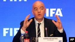 Chủ tịch FIFA Gianni Infantino phát biểu trong một cuộc họp báo ở Kolkata, Ấn Độ, ngày 27 tháng 9, 2017, trong đó ông loan báo đội vô địch World Cup 2018 sẽ nhận được 38 triệu đôla từ một quỹ giải thưởng mà FIFA đã tăng 12 phần trăm lên 400 triệu đôla.