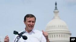 Senate Chris Murphy, yon Demokrat ki reprezante Connecticut nan Sena a, pale pandan yon manifestasyon tou pre Kapitol la nan Washington, Vandredi 10 Jyen, 2022. 