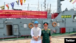 Bộ trưởng Quốc phòng Ấn Độ Rajnath Singh bàn giao 12 tàu tuần tra cao tốc cho đại diện Quân đội Việt Nam ở nhà máy đóng tàu Hồng Hà, Hải Phòng, ngày 9/6/2022. Photo Twitter Rajnath Singh.