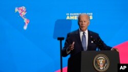 Prezidan Joe Biden pale pandan seremoni ouveti Some Dez Amerik la Mekredi, 8 Jyen 2022 nan Los Angeles. 