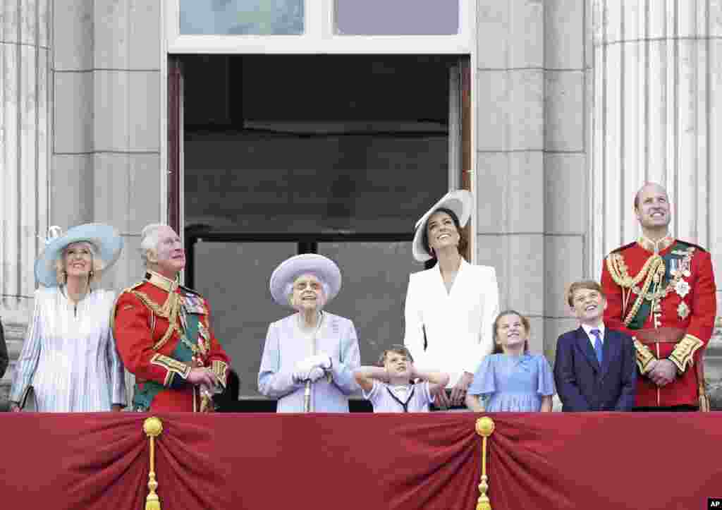 Kraliçe 2. Elizabeth Haziran 2022&#39;de tahttaki 70. yılını kutladı. Yanında tahtın birinci sıradaki varisi, oğlu Prens Charles ve eşi Düşes Camilla ve tahtın ikinci sıradaki varisi Prens William, eşi Düşes Kate ve çocukları Buckingham Sarayı balkonunda kutlamaları izlerken.