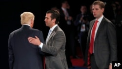 Ông Donald Trump (bên trái) và hai con trai Donald Trump, Jr. và Eric Trump, ngày 09/10/2016. 