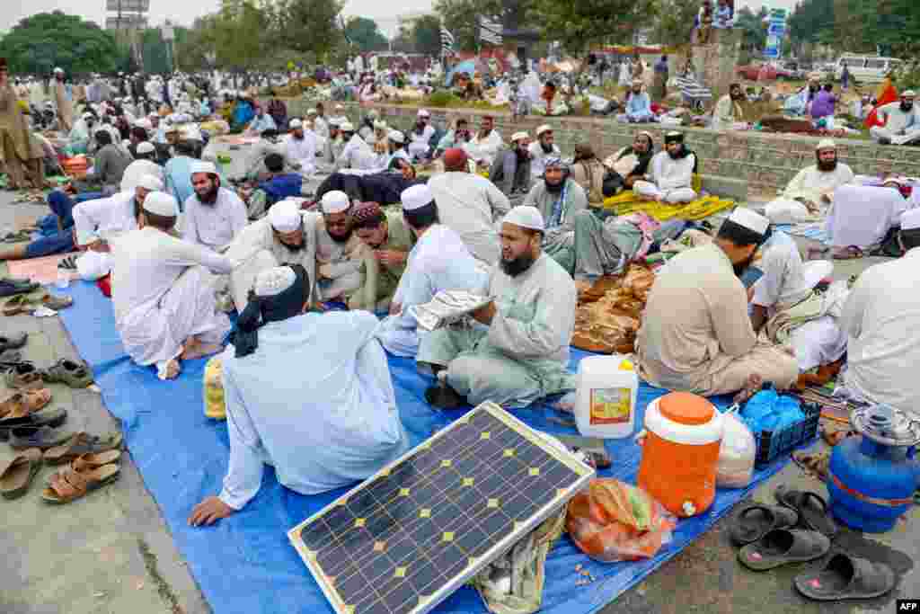 جمعیت علماء اسلام کے کچھ کارکن سولر پینل بھی ہمراہ لائے ہیں۔ جس کے ذریعے شرکا اپنے موبائل فون چارج کرتے ہیں