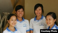 Các em nữ sinh nhận được học bổng của Quỹ châu Á ở tỉnh An Giang. (Ảnh: Asia Foundation)