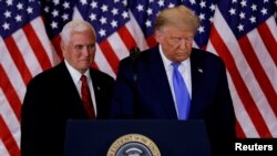 Tổng thống Hoa Kỳ Donald Trump và Phó Tổng thống Mike Pence đưa ra nhận xét về kết quả ban đầu của cuộc bầu cử tổng thống Hoa Kỳ năm 2020 tại Nhà Trắng ở Washington, Hoa Kỳ, ngày 4 tháng 11 năm 2020. REUTERS / Carlos Barria