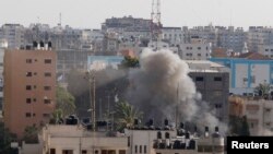 Khói bốc lên từ một vụ không kích của Israel vào một căn nhà ở thành phố Gaza, ngày 17/7/2014.