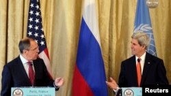 Ngoại trưởng Mỹ John Kerry và Ngoại trưởng Nga Sergei Lavrov trong cuộc họp báo tại Paris, ngày 13/1/2014.