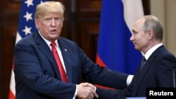 Tổng thống Mỹ Donald Trump và Tổng thống Nga Vladimir Putin bắt tay nhau sau cuộc họp báo chung tại Dinh Tổng thống ở Helsinki, Phần Lan, ngày 16 tháng 7, 2018. 