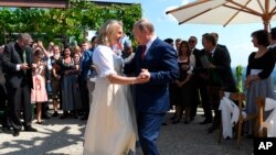 Tổng thống Nga Vladimir Putin (phải) chúc mừng Ngoại trưởng Áo Karin Kneissl khi ông đến dự lễ cưới của bà ở Gamlitz, miền nam của Áo, ngày 18 tháng 8, 2018.