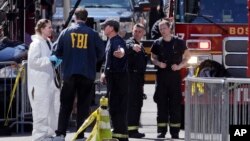 Nhân viên cứu hỏa và FBI tại hiện trường vụ nổ bom ở Boston, ngày 16/4/2013.