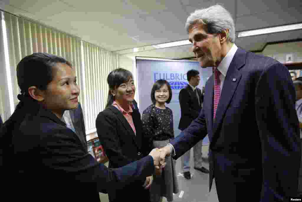 Ông Kerry chào hỏi những sinh viên tham gia Chương trình Giảng dạy Kinh tế Fulbright trong buổi gặp mặt tại Lãnh sự quán Mỹ sau thánh lễ.