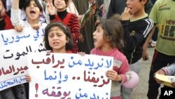 Trẻ em tham gia cuộc biểu tình chống Tổng thống Syria Bashar Al-Assad tại Kafranbel, gần Idlib, ngày 1/5/2012