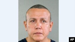 Cesar Sayoc, 56 tuổi, cư dân bang Florida, từng bị bắt giữ nhiều lần trong những năm qua vì bạo hành gia đình, trộm cắp và các tội danh khác, theo hồ sơ công khai.