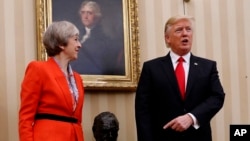 Tổng thống Mỹ Donald Trump gặp gỡ Thủ tướng Anh Theresa May trong Phòng Bầu dục của Tòa Bạch Ốc ở Washington, ngày 27 tháng 1, 2017.