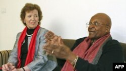 Đức Tổng giám mục Nam Phi Desmond Tutu (phải), và cựu Tổng thống Ireland Mary Robinson trong một cuộc phỏng vấn ở New Delhi, Ấn Độ hôm 8/2/12