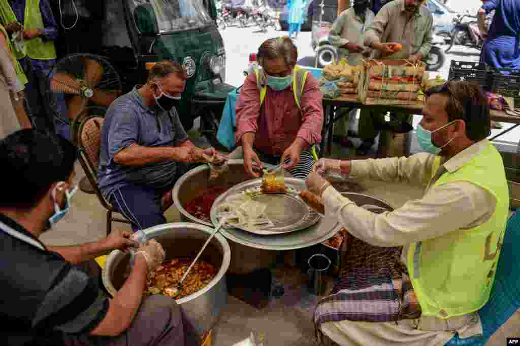 حکومت کے ساتھ ساتھ سماجی تنظیمیں بڑے پیمانے پر ضرورت مند افراد کو کھانا اور دیگر غذائی اجناس پہنچا رہی ہیں۔