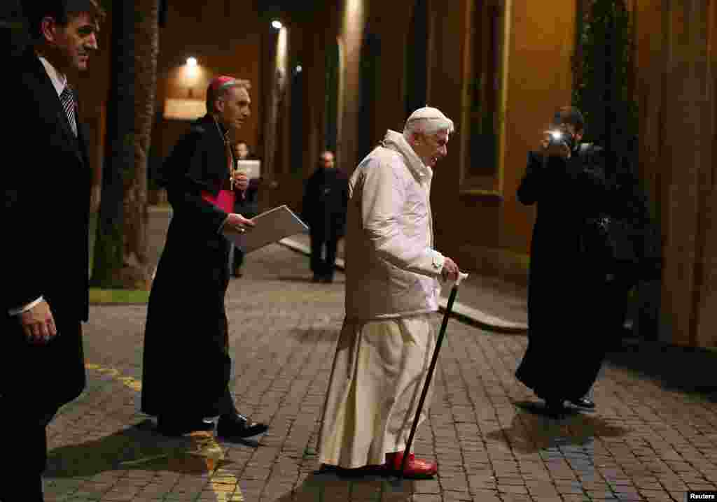 Đức Gi&aacute;o Ho&agrave;ng Benedict XVI đến dự cuộc họp tại chủng viện Romano Maggiore ở Rome, ng&agrave;y 8/2/2013. 