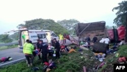 This handout picture released by Pijijiapan's Civil Protection shows members of the municipal police and the civil protection office rescuing migrant people after a truck accident in Pijijiapan, Chiapas state, Mexico on October 1, 2023.