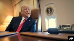 Başkan Donald Trump 9 Şubat 2025 tarihinde Florida'nın West Palm Beach kentinden Louisiana'nın New Orleans kentine giderken Air Force One uçağında gazetecilere konuştu.