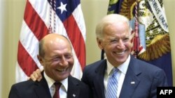 Phó Tổng thống Hoa Kỳ Joe Biden (phải) tiếp Tổng thống Romania Traian Basescu tại Tòa Bạch Ốc hồi tháng 9 năm nay