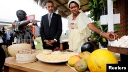 Tổng thống Obama (giữa) đến thăm một cuộc triển lãm về an toàn lương thực ở Dakar, Senegal 28/6/13