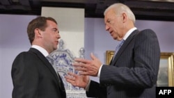 Phó Tổng thống Hoa Kỳ Joe Biden (phải) và Tổng thống Nga Dmitry Medvedev