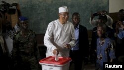 Ông Lionel Zinsou, Thủ tướng Benin và ứng cử viên tổng thống, đi bỏ phiếu tại Cotonou, ngày 6/3/2016.