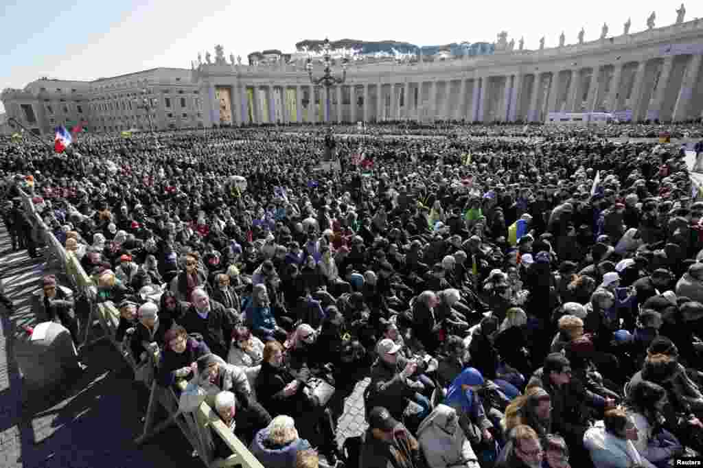 Đ&aacute;m đ&ocirc;ng lắng nghe Đức Gi&aacute;o Ho&agrave;ng Benedict XVI tại Quảng trường Th&aacute;nh Ph&ecirc;r&ocirc;, ng&agrave;y 27/2/2013.