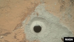 Tàu Curiosity của NASA đã đặt máy khoan trên Sao Hỏa lần đầu tiên.